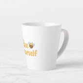Whimsical Yellow Bumblebee and Quote Milchtasse (Rechte Ecke)