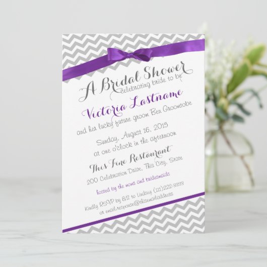 Whimsical Zigzag Lila Brautparty Einladung (Stehend Vorderseite)