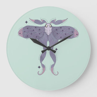 Whimsicaler lila Nachtfalter mit Sternenglanz Myst Große Wanduhr
