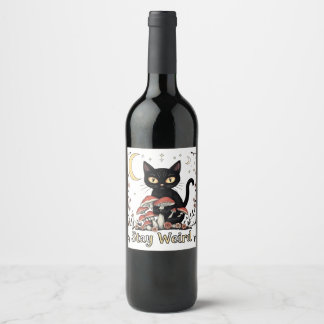 Whimsicaler Noir-Kater, umrahmt von roten Pilzen u Weinetikett