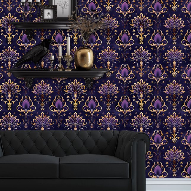 Whimsigoth Elegant Lila und Gold Tapete (Whimsigoth ELegatn Purple & Gold wallpaper behind a black couch.)