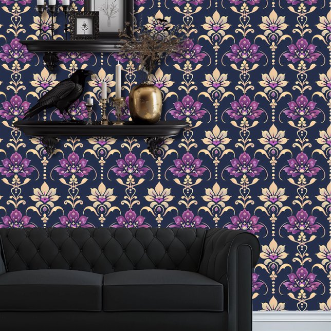 Whimsigoth Lila und Gold Floral Tapete (Whimsigoth Purple & Beige Damask wallpaper behind a black couch.)