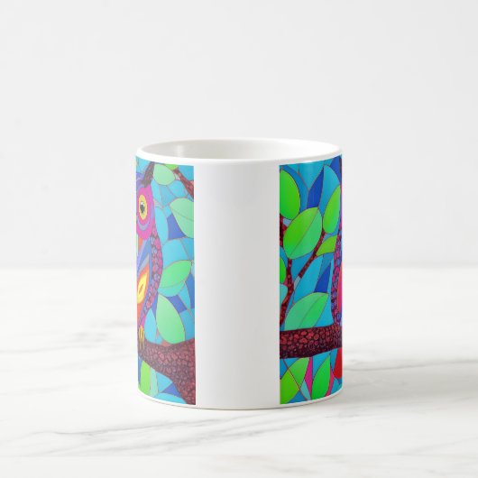 Whimsikale Eule mit bunten Federn Kaffeetasse (Mittel)