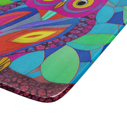 Whimsikale Eule mit bunten Federn Schneidebrett (Ecke)