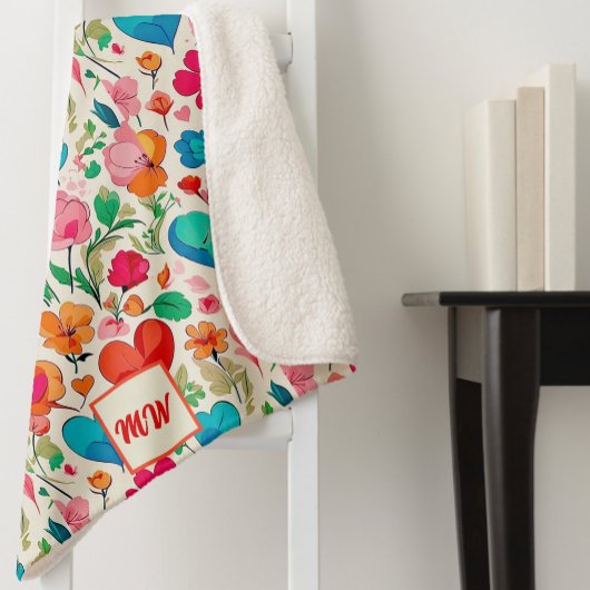 Whimsikale Kokettherzen und Blume Monogramm Sherpadecke