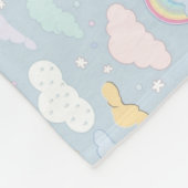 Whimsikale Wolken und Regenbogen Fleecedecke (Ecke)