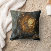 Whimsikales Bild einer Fee im Höhlen eines Baumes Kissen (Decke)