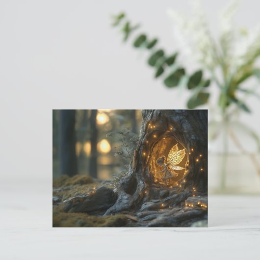 Whimsikales Bild einer Fee im Höhlen eines Baumes Postkarte (Stehend Vorderseite)