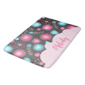 Whimsikalrosa blaue Herzen und Blume Blumenname Badematte (Schrägansicht)