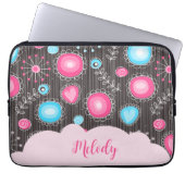 Whimsikalrosa blaue Herzen und Blume Blumenname Laptopschutzhülle (Vorderseite)