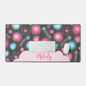 Whimsikalrosa blaue Herzen und Blume Blumenname Schreibtischunterlage (Tastatur & Maus)