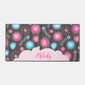 Whimsikalrosa blaue Herzen und Blume Blumenname Schreibtischunterlage (Vorderseite)