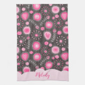Whimsikalrosa graue Herzen und Blume Blumenname Geschirrtuch (Vertikal)