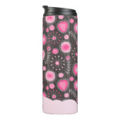 Whimsikalrosa graue Herzen und Blume Blumenname Thermosbecher (Nach rechts gedreht)