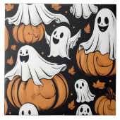 Whimsikische Geister, die unter Halloween-Kürbis s Fliese (Vorderseite)