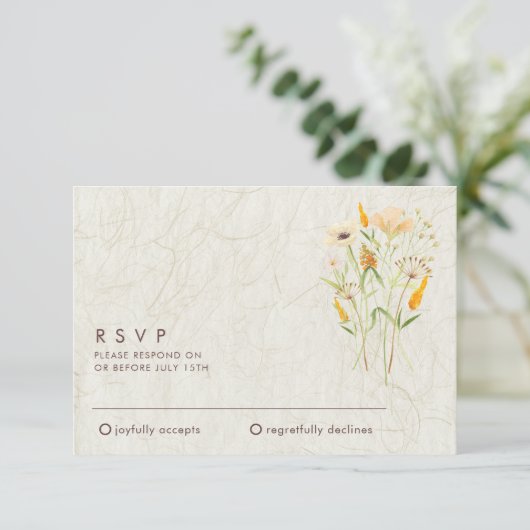 Whimsikische Wildblumen Hochzeitsszenario RSVP Karte (Stehend Vorderseite)