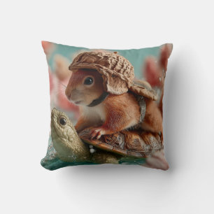 Whimsikisches Eichhörnchen Reiten einer Schildkröt Kissen