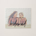 Whimsikkalligraphie | Vorschlag für Foto Bridesmai Puzzle<br><div class="desc">Dieses skurrile Kalligraphie verblasste Foto Bräunungsjigsägen Vorschlag ist perfekt für eine moderne Hochzeit. Das Design zeichnet sich durch eine elegante und dennoch rustikale Typografie mit einem Foto von Ihnen mit Ihrer Brautjungfrau aus.</div>