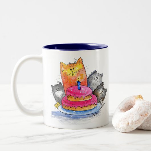 Whimsikkatzen mit Geburtstagskuchen Zweifarbige Tasse (Mit Donut)