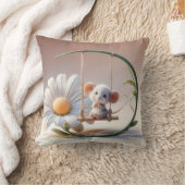 Whimsiksmaus auf einem dunklen Schwung Kissen (Decke)