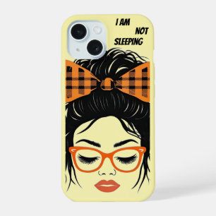Whimsische Frau mit orangefarbener Brille iPhone 15 Hülle