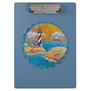 Whimsische Leuchtturm-Strandszene - Küsten-Folk-Ar Klemmbrett