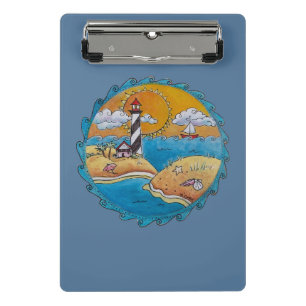 Whimsische Leuchtturm-Strandszene - Küsten-Folk-Ar Mini Klemmbrett