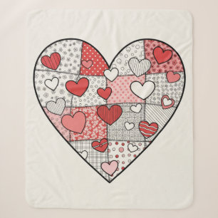 Whimsische rote und rosa Patchwork-Herz-Collage-Ku Sherpadecke