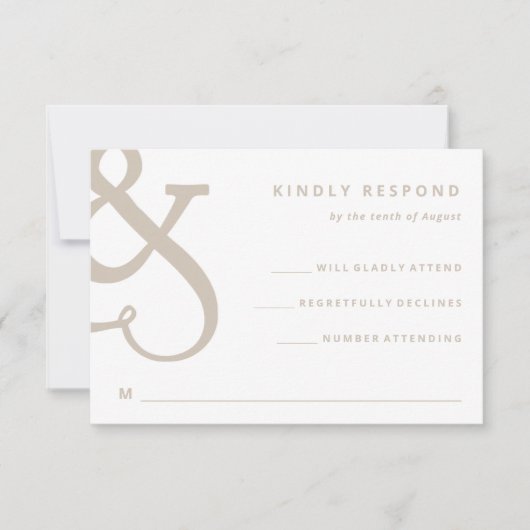 Whimsischer Ampersand | Weiße und beige Hochzeit RSVP Karte (Vorderseite)
