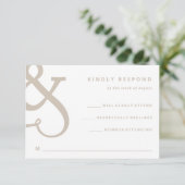Whimsischer Ampersand | Weiße und beige Hochzeit RSVP Karte (Stehend Vorderseite)