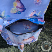 Whimsischer Aquarellfrosch auf einem schwingenden  Bedruckter Rucksack