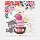 Whimsischer Cartoon Katzen Erdbeere Cupcake Fleecedecke (Vorderseite)