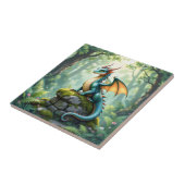 Whimsischer Drache auf antikem Stein Fliese (Seite)