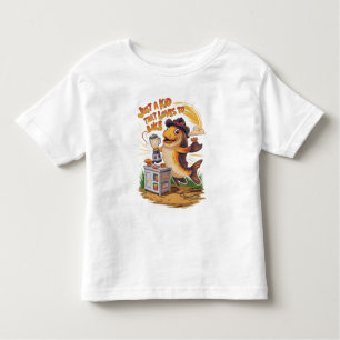 Whimsischer Fisch in Cowboy Hat wirbelt einen Mixe Kleinkind T-shirt