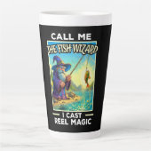 Whimsischer Fischereiassistent Milchtasse (Vorderseite)