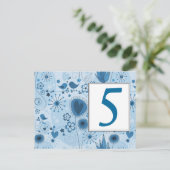 Whimsischer Garten in Blauer Tischnummer Postkarte (Stehend Vorderseite)