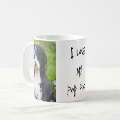 Whimsischer Hund im Gras Sprichwort "Ich Liebe mei Kaffeetasse (Vorderseite Links)