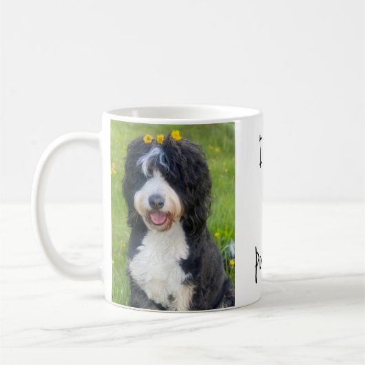 Whimsischer Hund im Gras Sprichwort "Ich Liebe mei Kaffeetasse (Links)
