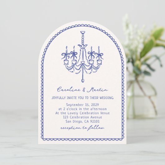 Whimsischer Kronleuchter, von der Hand in Arkaden Einladung (Stehend Vorderseite)