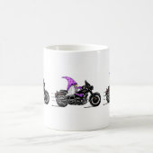 Whimsischer lila Gnome mit Motorrad Kaffeetasse (Mittel)