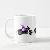 Whimsischer lila Gnome mit Motorrad Kaffeetasse (Links)