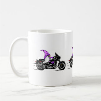 Whimsischer lila Gnome mit Motorrad Kaffeetasse