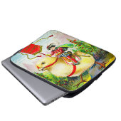 Whimsischer Ostergruss: Rider auf Riesenkick Laptopschutzhülle (Vorne Knopf)