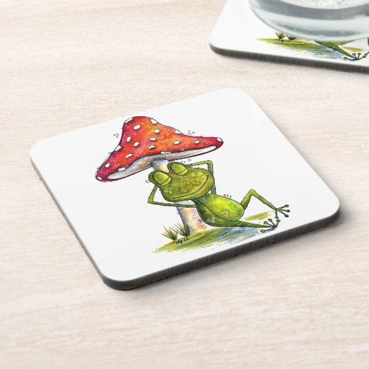 Whimsischer Schlaffrosch unter einem Pilz Getränkeuntersetzer (Linke Seite)