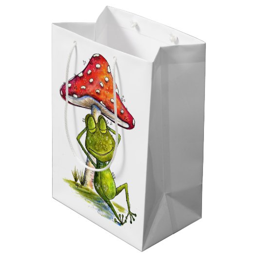 Whimsischer Schlaffrosch unter einem Pilz Mittlere Geschenktüte (Rückseite Schrägansicht)