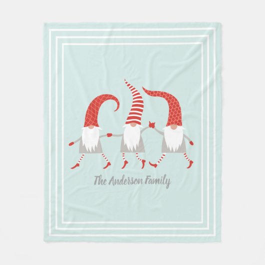 Whimsischer skandinavischer Gnomes Urlaub mit Name Fleecedecke (Vorderseite)