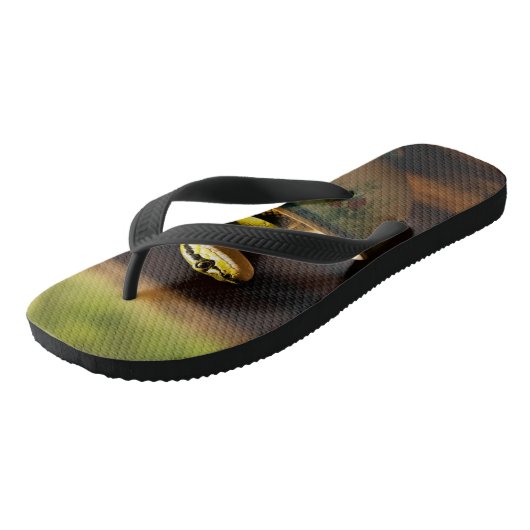 Whimsischer Slippers: Treten Sie mit Fantasy ein Badesandalen (Schrägansicht)