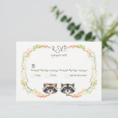 Whimsischer Wald Raccoons Rustic Wedding RSVP (Stehend Vorderseite)