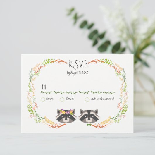 Whimsischer Wald Raccoons Rustic Wedding RSVP (Stehend Vorderseite)