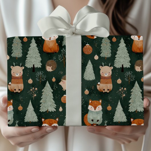 Whimsischer Weihnachtsbaum mit Rotfuchs in Dunkelg Geschenkpapier